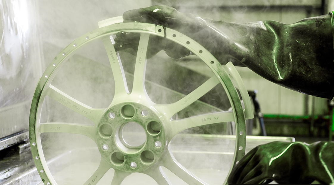 Alkalno sredstvo za skidanje praškastih i tekućih boja s metalnih površina